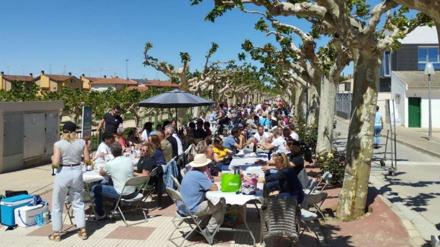 El paseo del Puy acogió la comida y la actuación del trío Tiffanys. | SERVICIO ESPECIAL