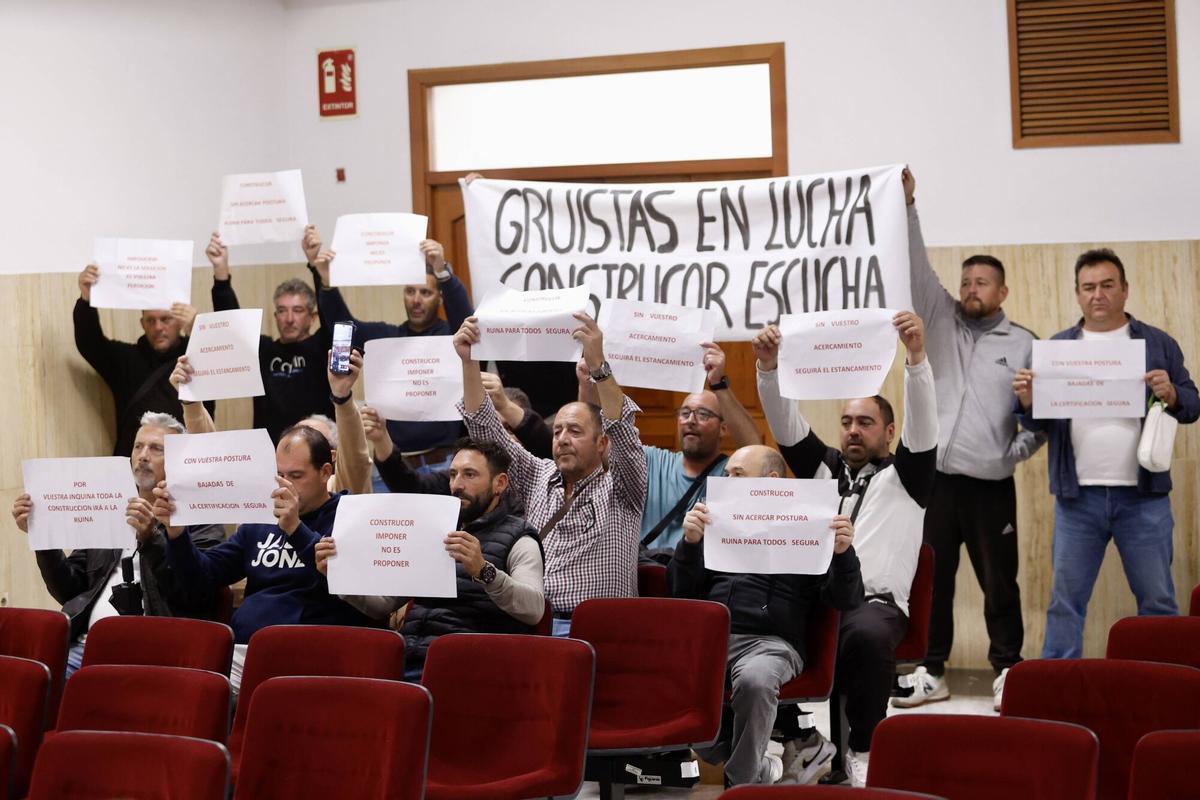 Ayuntamiento de Córdoba. El alcalde de Córdoba, José María Bellido, preside el Pleno extraordinario. En el Salón de Plenos. Gruistas manifestándose
