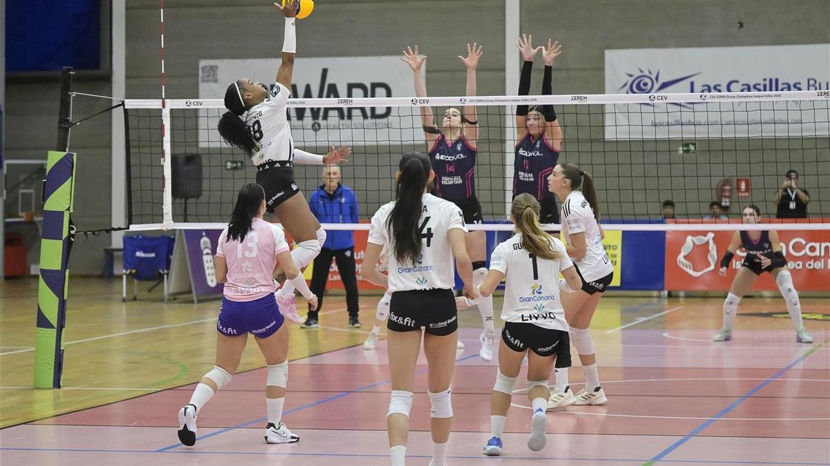 Sulian Matienzo intenta colocar su remate ante un doble bloqueo de las rumanas.