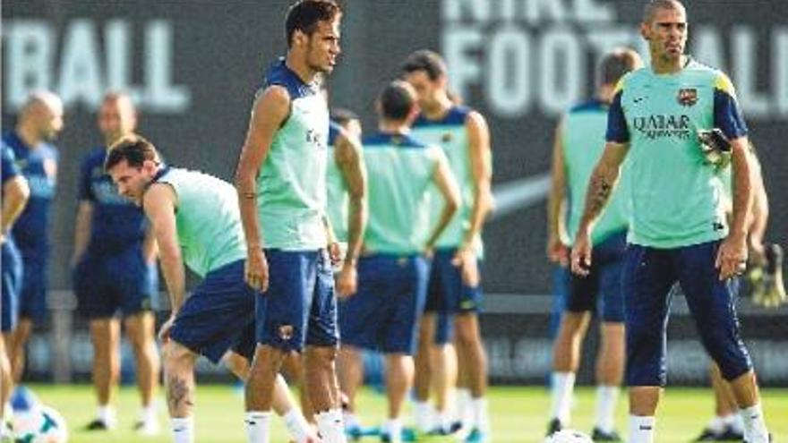 Messi, Neymar y Víctor Valdés en el entrenamiento de ayer en Barcelona.