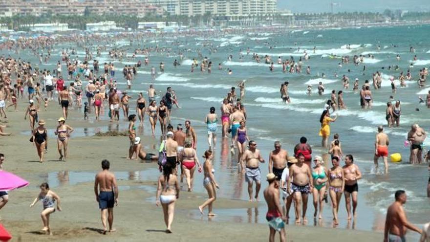 València regulará el uso de tabaco en las playas la próxima campaña