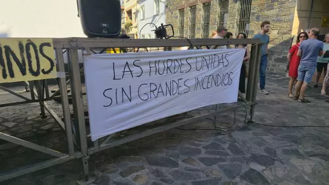 Fotogalería | Las imágenes de la manifestación en Las Hurdes tras el incendio