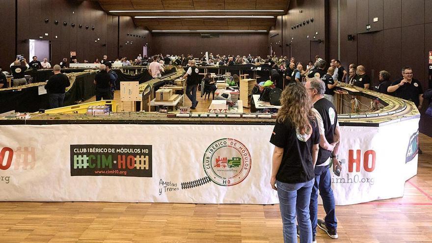 Vías, circuitos y trenes a escala H0: La exposición del modelismo ferroviario en Gandia despierta el interés de sus ciudadanos
