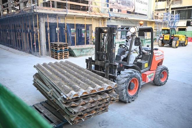 Operarios especializados trabajan en la retirada de amianto del Mercado Central de Elche