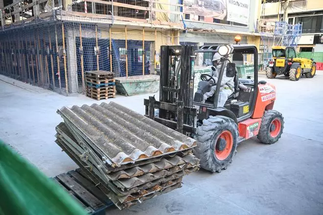 Operarios especializados trabajan en la retirada de amianto del Mercado Central de Elche