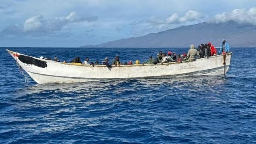 Archivo - Cayuco al que ha acompañado la salvamar Adhara hasta el muelle de La Restinga, en El Hierro