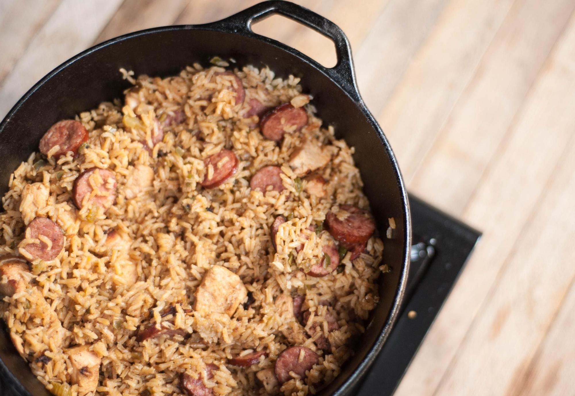 Una olla de jambalaya.