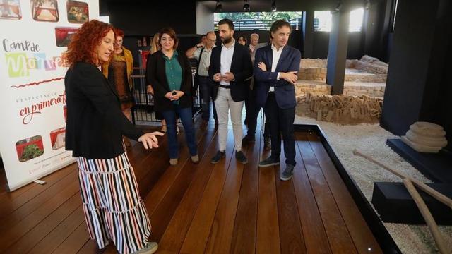 Las autoridades, atendiendo a las explicaciones.