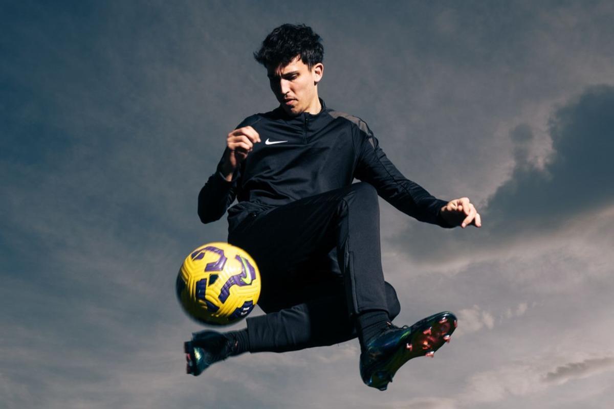 Stéphane Blázquez controlando el balón en el aire