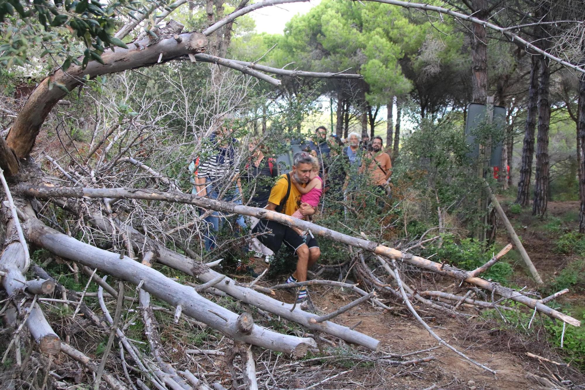 Els activistes han demanat la reobertura del camí de ronda al seu pas per Can Juncadella