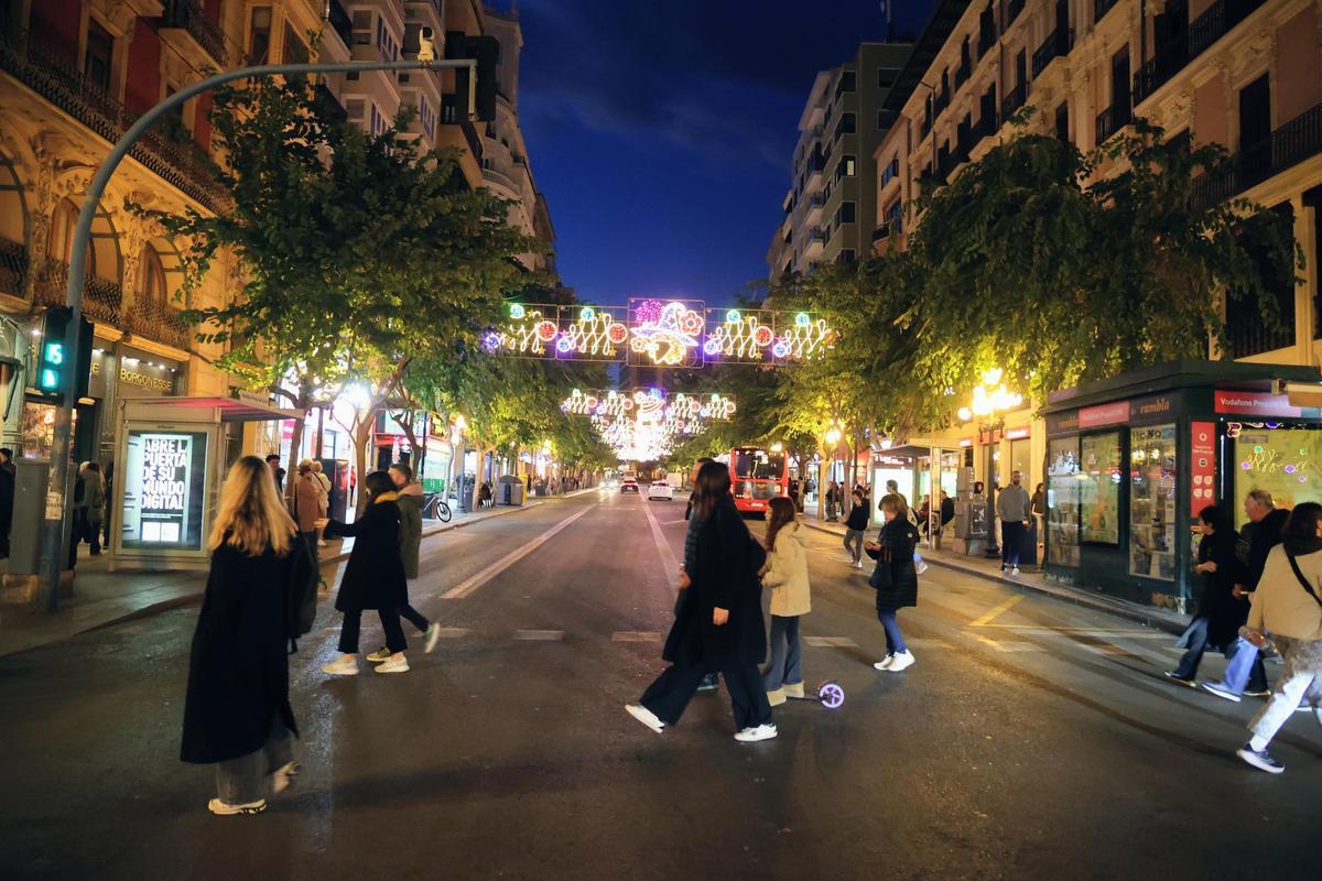 Alicante mantiene el espíritu de Carnaval pese al temporal