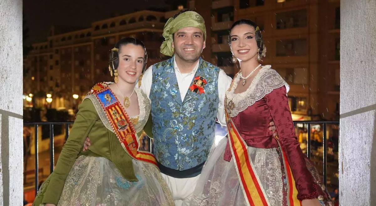 Sagredo junto con las Falleras Mayores de Paterna durante la Crida.