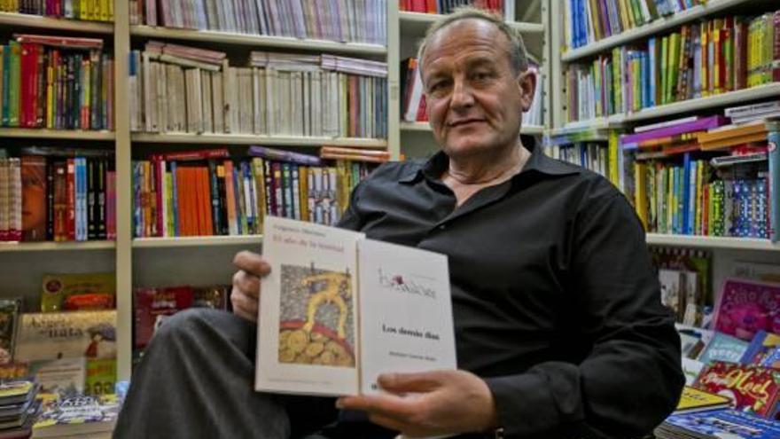 El profesor y poeta Antonio García, con los dos libros que se presentan hoy en Ali i Truc.