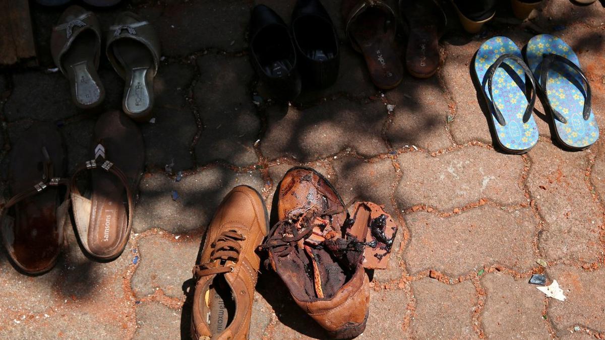 Zapatos con restos de sangre en los alrededores de la iglesia de San Sebastian, en Negambo, cerca de Colombo.
