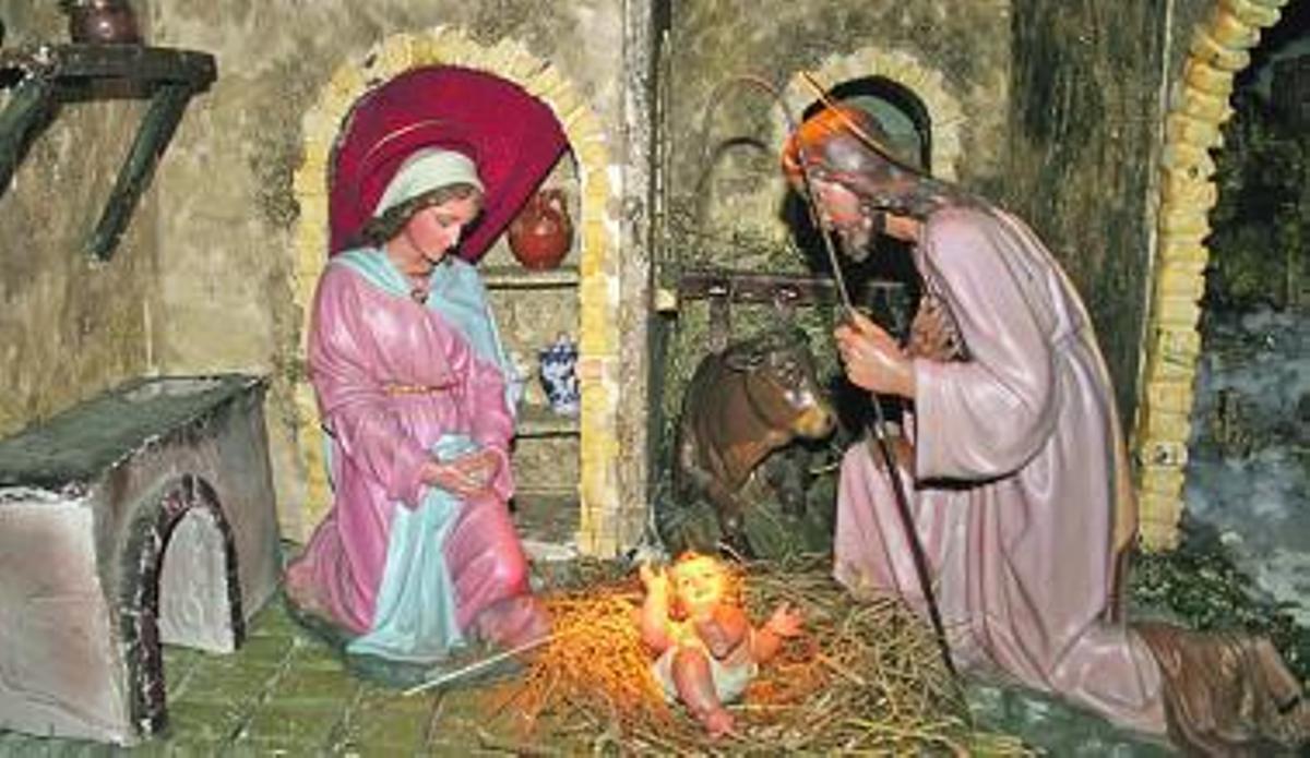 de noche sólo brilla el portal. Cuando la penumbra inunda la maqueta candasina, un efecto consigue que la luz llegue únicamente al Niño.