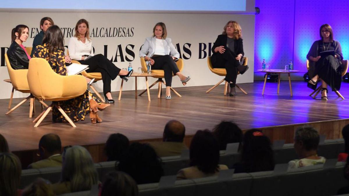 Alcaldesas de Sabadell, Cartagena, Castellón, Barakaldo, Alcorcón y Allariz, junto a la periodista Marta FDernández, ayer, en A Coruña.   | // C.F.