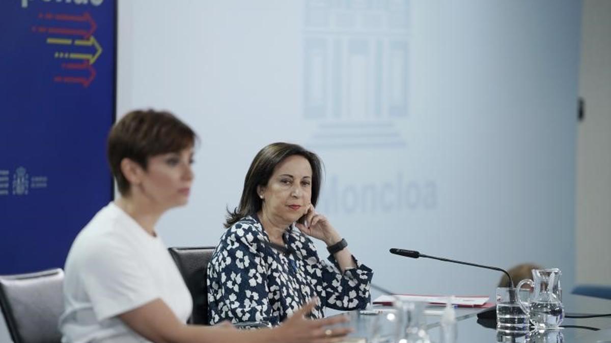 La titular de Defensa, Margarita Robles, y la portavoz del Gobierno, Isabel Rodríguez, durante la rueda de prensa posterior al Consejo de Ministros de este 10 de mayo de 2022, en la Moncloa.
