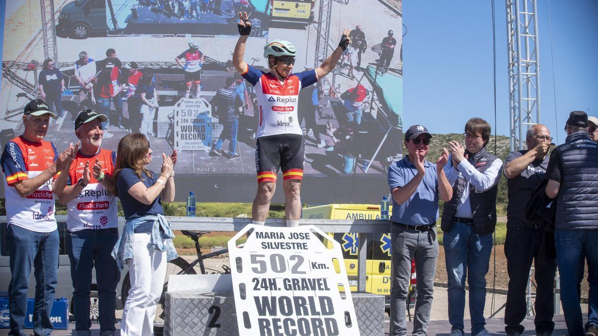 Mª José Silvestre tras lograr el récord mundial de gravel, en Bocairent.