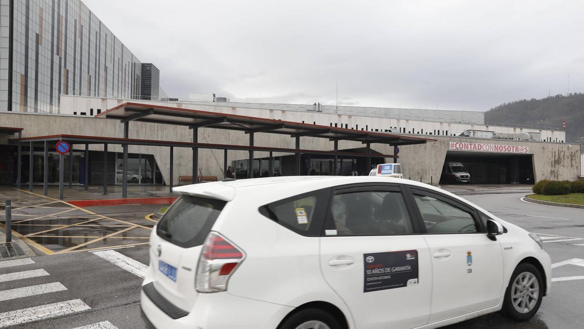 Zona de acceso al área de Urgencias del HUCA.