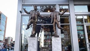 Reaparece estatua de Trump y Epstein en plena polémica por correos publicados