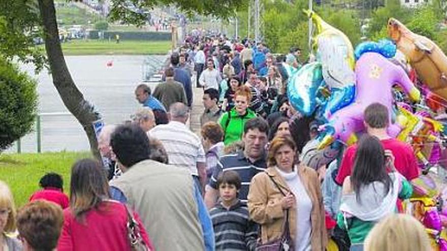 Un grupo de jóvenes de Avilés y Corvera, durante la fiesta.