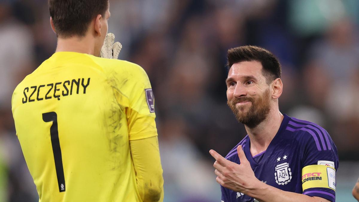 Szczesny habla con Messi instantes antes de que el argentino lanzara el penalti que paró el meta polaco.