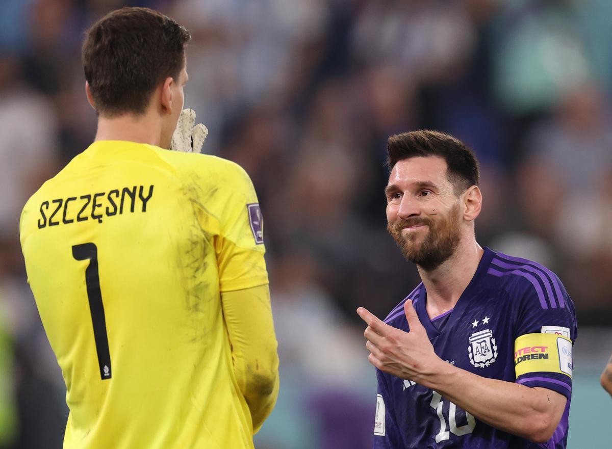 Szczesny habla con Messi instantes antes de que el argentino lanzara el penalti que paró el meta polaco.