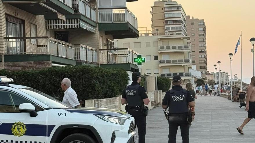Las restricciones por las obras regeneración reducen la afluencia a las playas de Sueca en una noche de San Juan sin sobresaltos