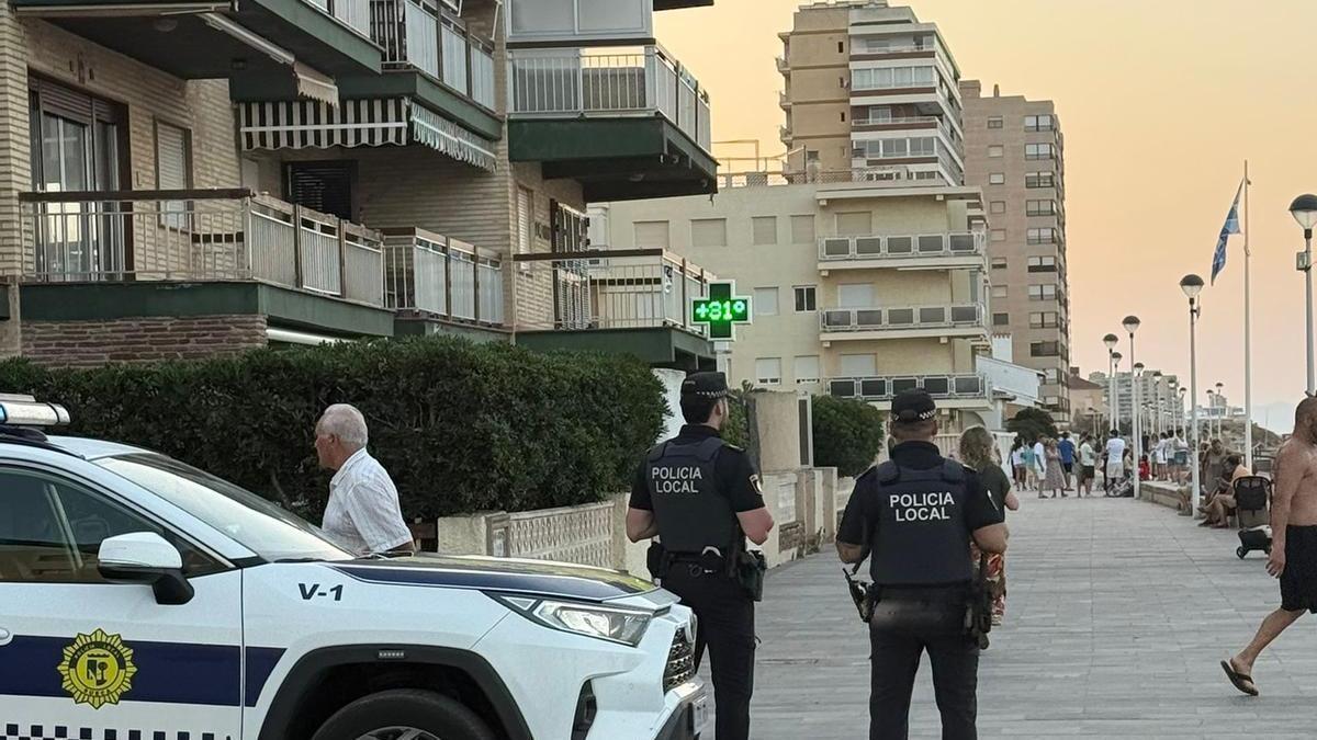 Efectivos de la Policía Local vigilan el paseo marítimo por la tarde.