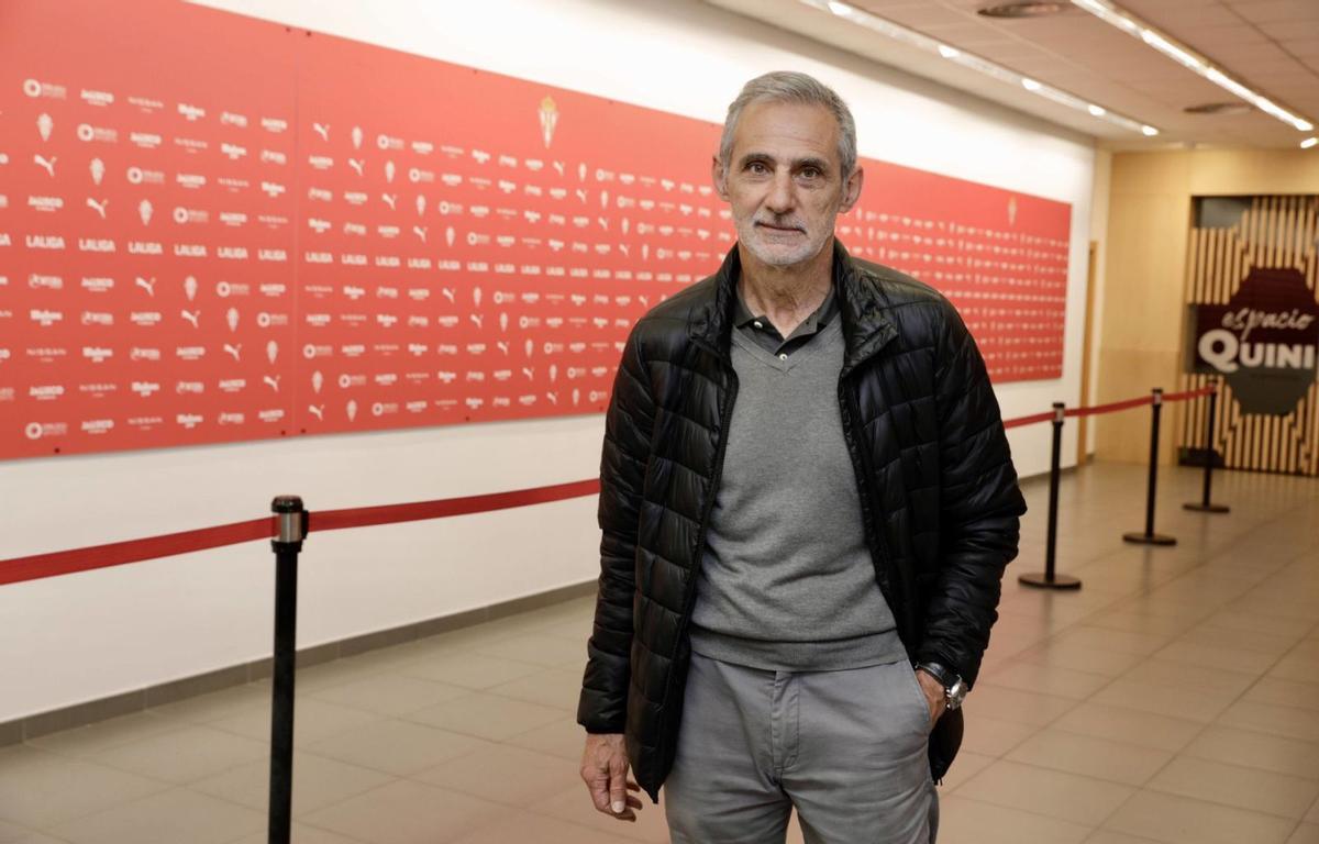 Manolo Jiménez, en El Molinón. |