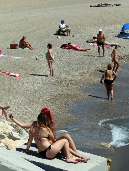 Comienzan las labores de limpieza de las playas de Málaga capital antes del inicio de la temporada de verano