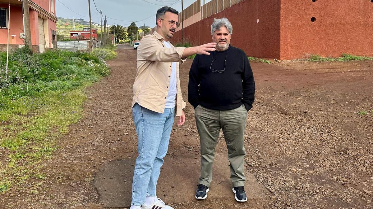 El edil de Infraestructuras de Santa Cruz (izquierda) visita la calle Juan Marín Vives.