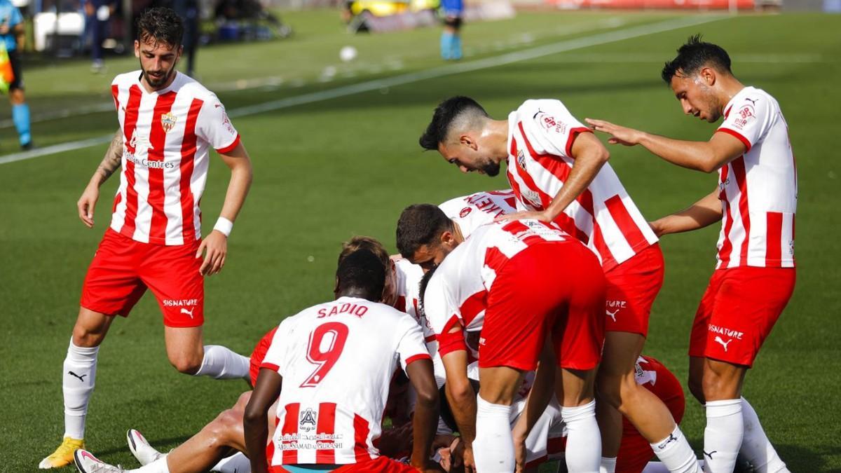 Los jugadores del Almería celebran uno de los goles ante el Sabadell.