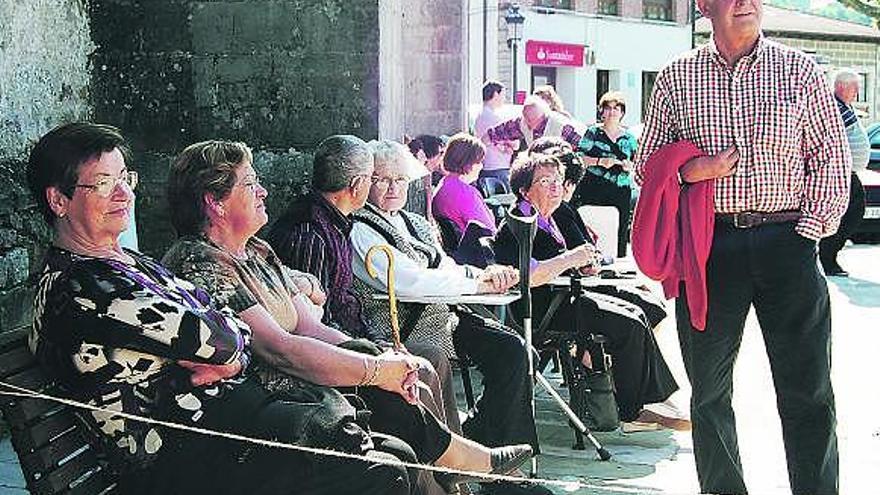 El Valle Alto celebra el Día de los Mayores con una fiesta en la plaza de Alles