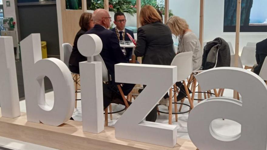 Reunión del alcalde de Ibiza en el estand de Ibiza. | J.M.L.R.