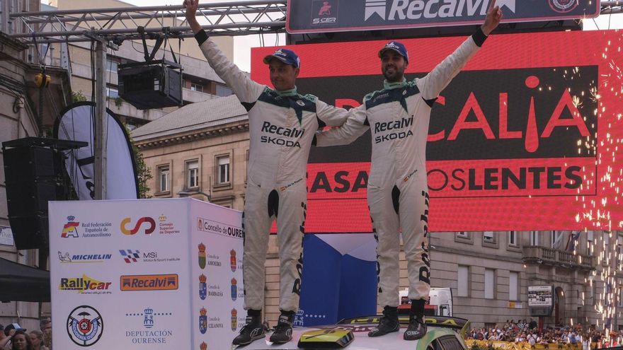 Javier Pardo y David De la Puente celebran, subidos a su Skoda Fabia Rs, en San Lázaro, la victoria en el 58º Rally de Ourense. | R. Cruz