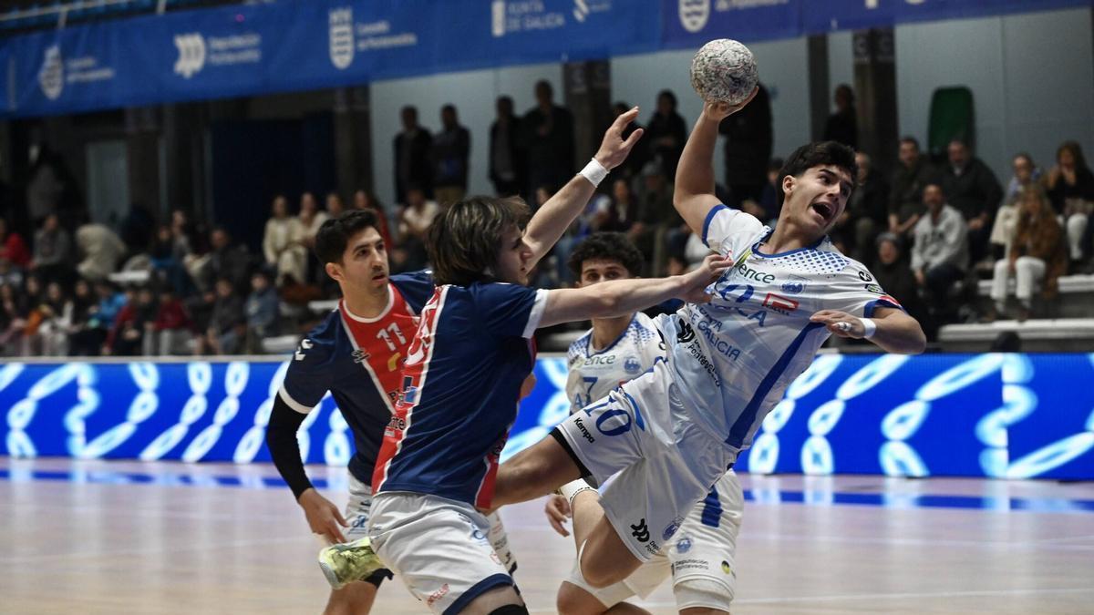 Iago Costas, frente a Agustinos.