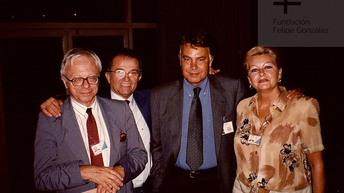 Dieter Koniecki junto a Felipe González y dos asistentes al XX Congreso de la Internacional Socialista en Nueva York.