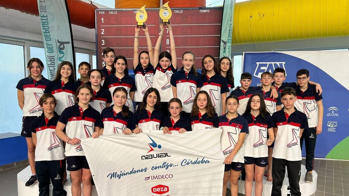 El Navial celebra el título en el campeonato andaluz alevín de invierno de natación.