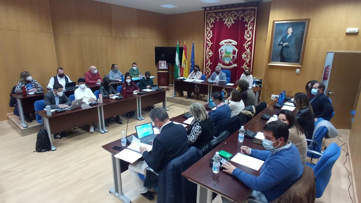 Instante del pleno celebrado en Puente Genil.