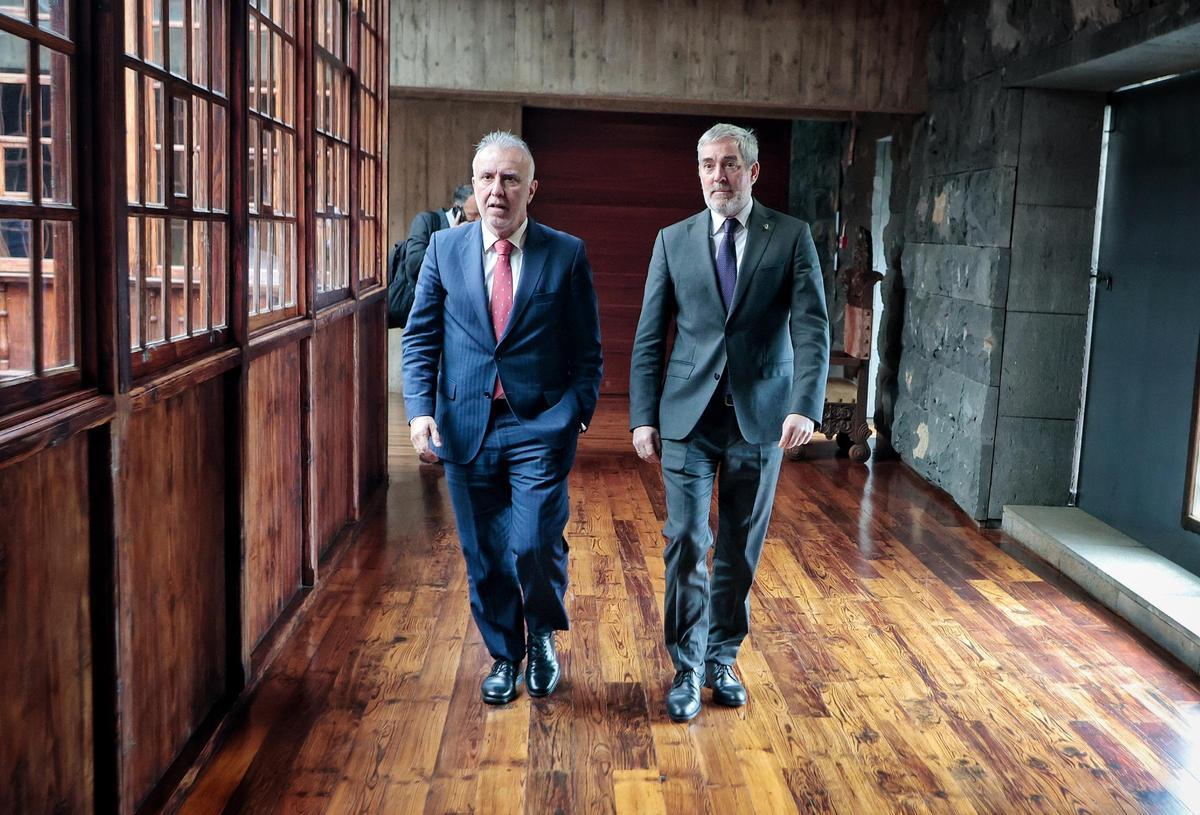 El ministro Ángel Víctor Torres (i) y el presidente Fernando Clavijo