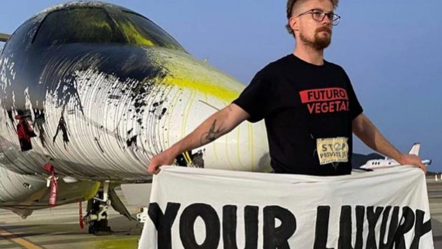 Los cuatro ecologistas entraron en el aeropuerto de es Codolar a primera hora de la mañana sin ser detectados por la vigilancia.