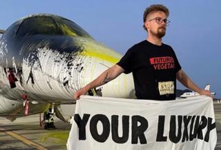 Cuatro activistas medioambientales ponen en entredicho la seguridad del aeropuerto de Ibiza