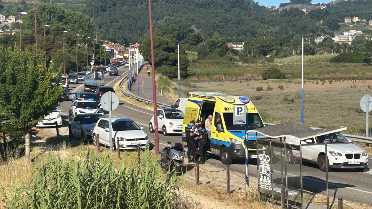 Una ambulancia del 061 asiste al motorista herido en Sabarís.