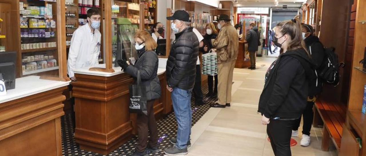 Colas para adquirir un test de antígenos en una farmacia de Vigo.