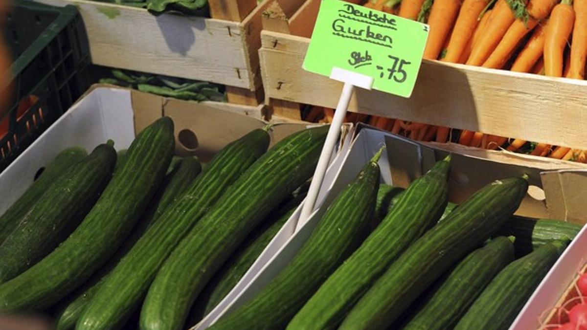 Pepinos a la venta en un puesto de verduras de un mercado en Berlín, el miércoles.