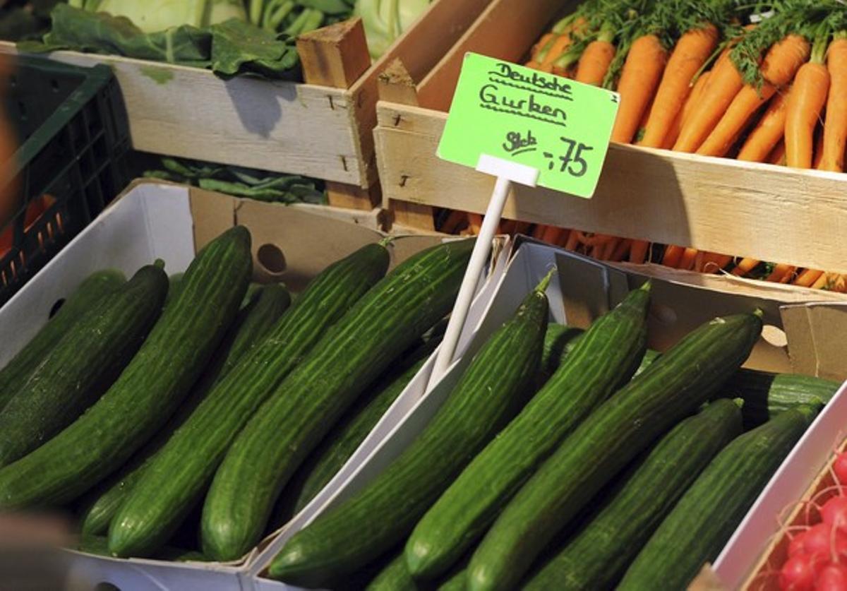 Cogombres a la venda en una parada de verdures d’un mercat a Berlín, dimecres.