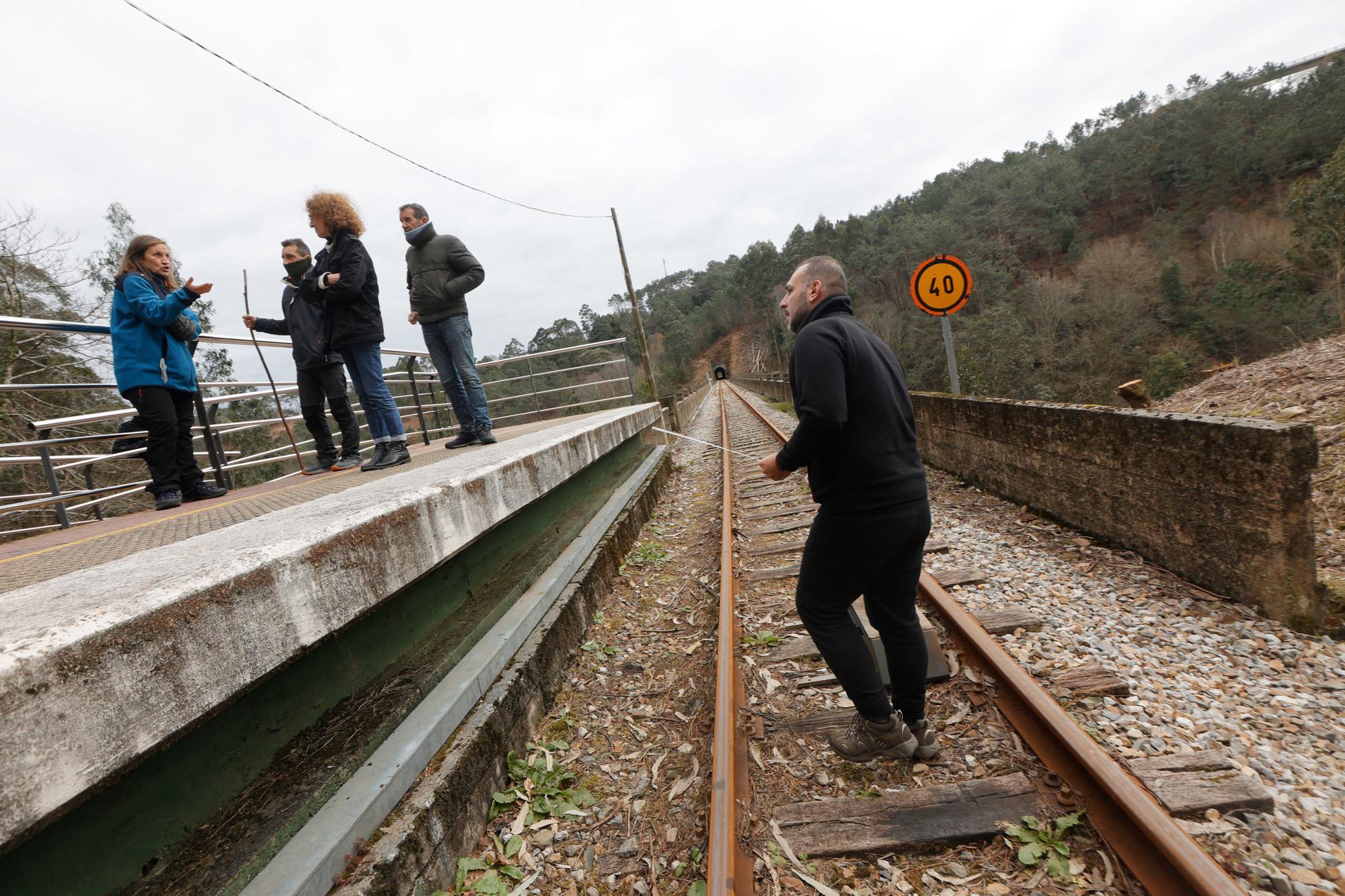 EN IMÁGENES: Un grupo de vecinos de Cudillero protagoniza una "medición irónica" para "informar" a Renfe y Adif de las dimensiones "reales" de un túnel de Feve.