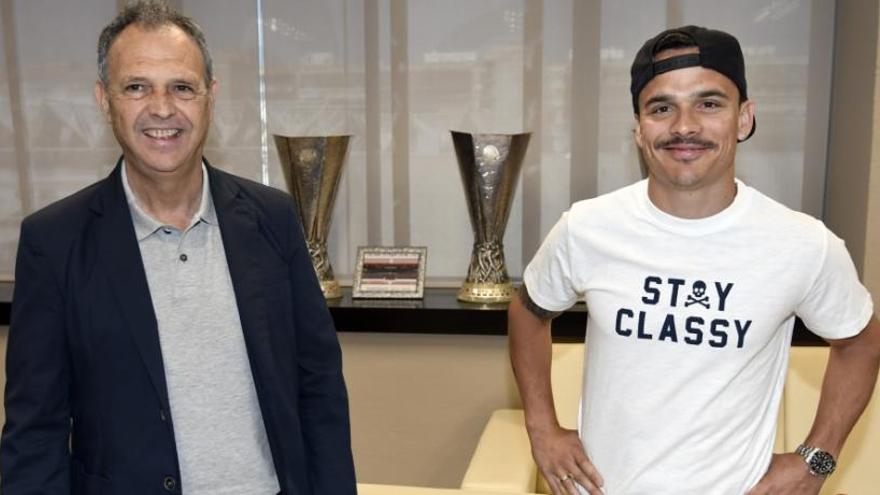 Roque Mesa Quevedo, junto a al director de fútbol, Caparrós.