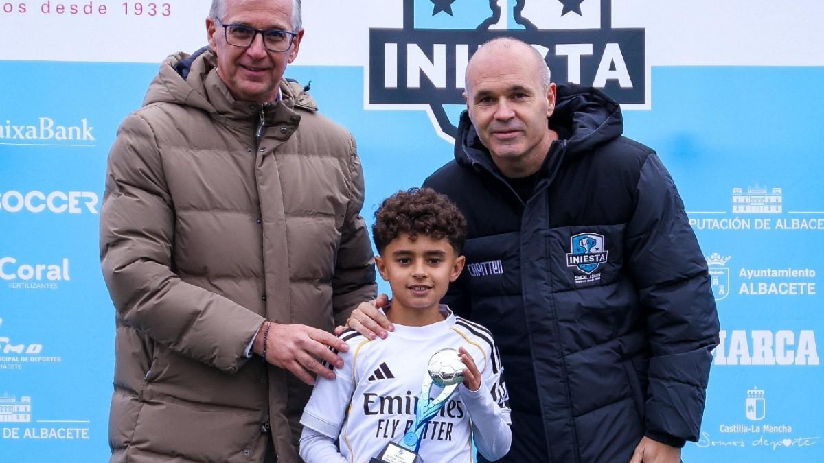 Iniesta felicitó al campeón